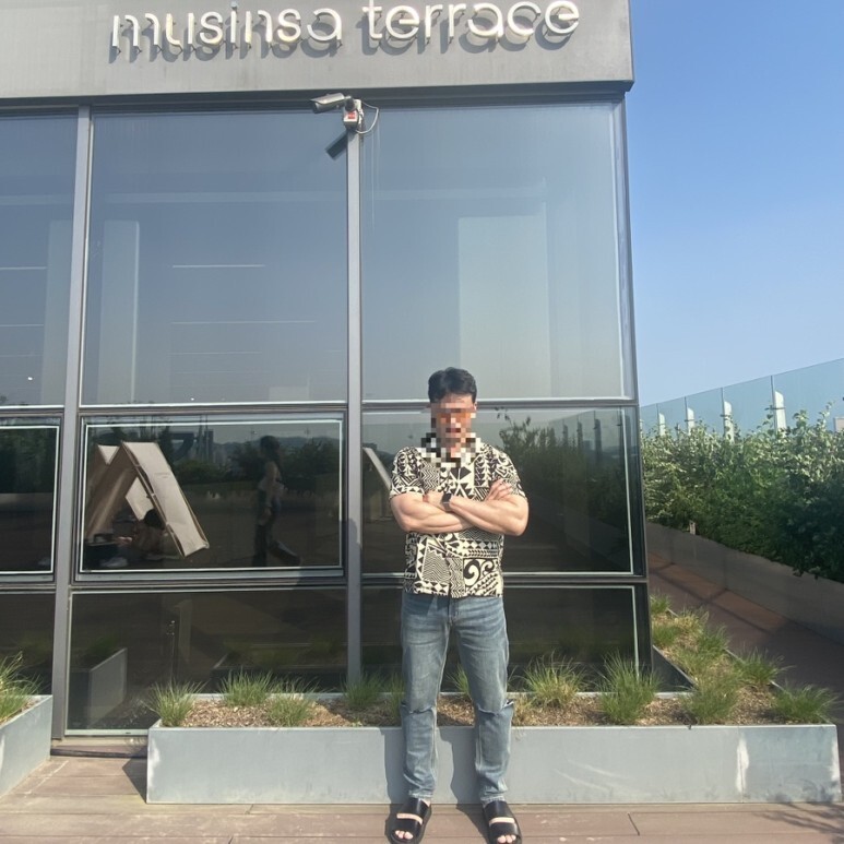 데일리룩(오뭘입)무신사테라스&#44; 하와이 반팔 셔츠&#44; 무신사스탠다드 데미지진 청바지&#44; 엠엠지엘 MMGL 샌들&#44; 데일리룩&#44; 데일리코디&#44; 데일리패션&#44; ootd