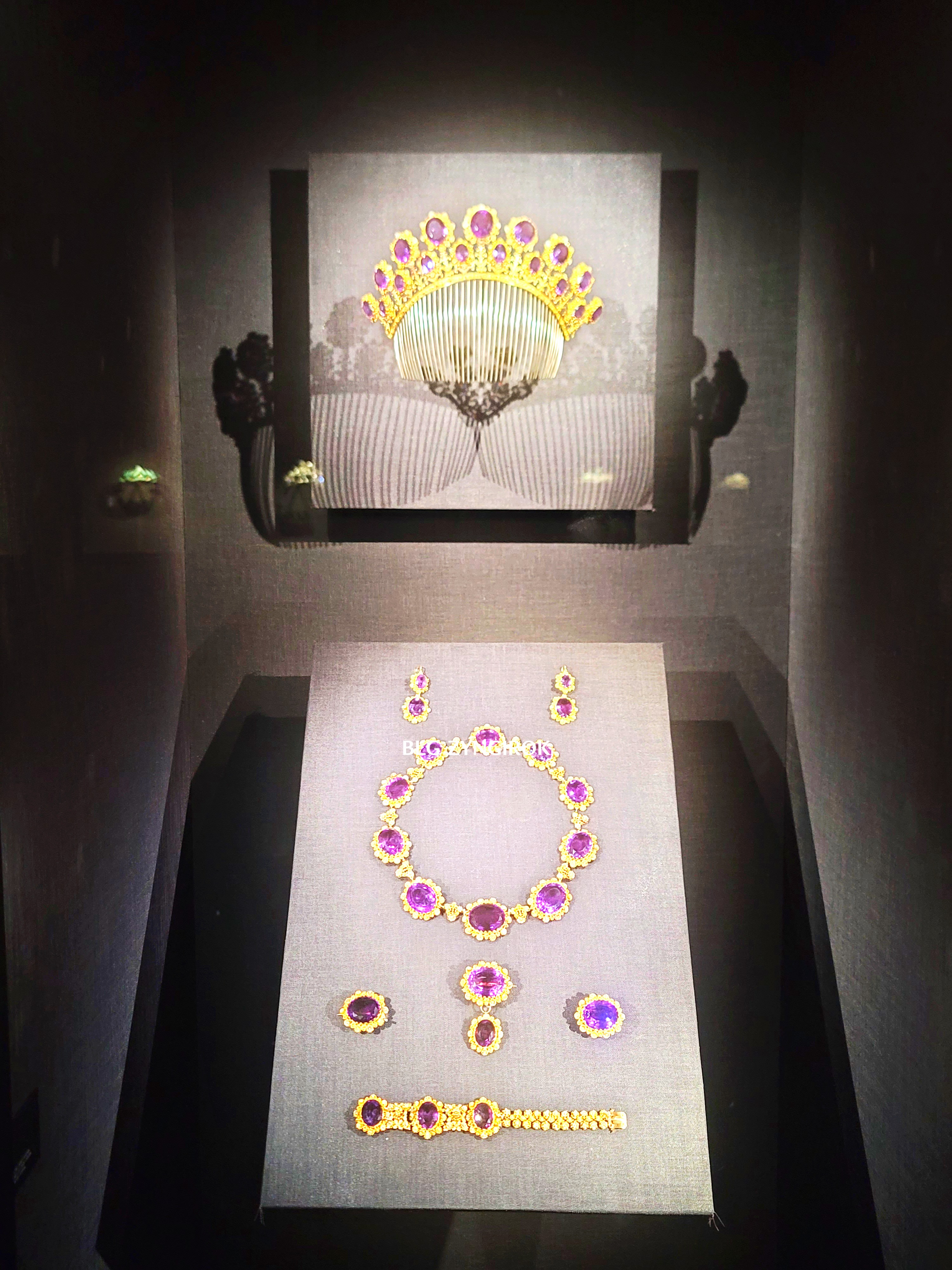 롯데타워 - 롯데뮤지엄 고혹의 보석 매혹의 시간 - 티아라 전시품 모습이다.