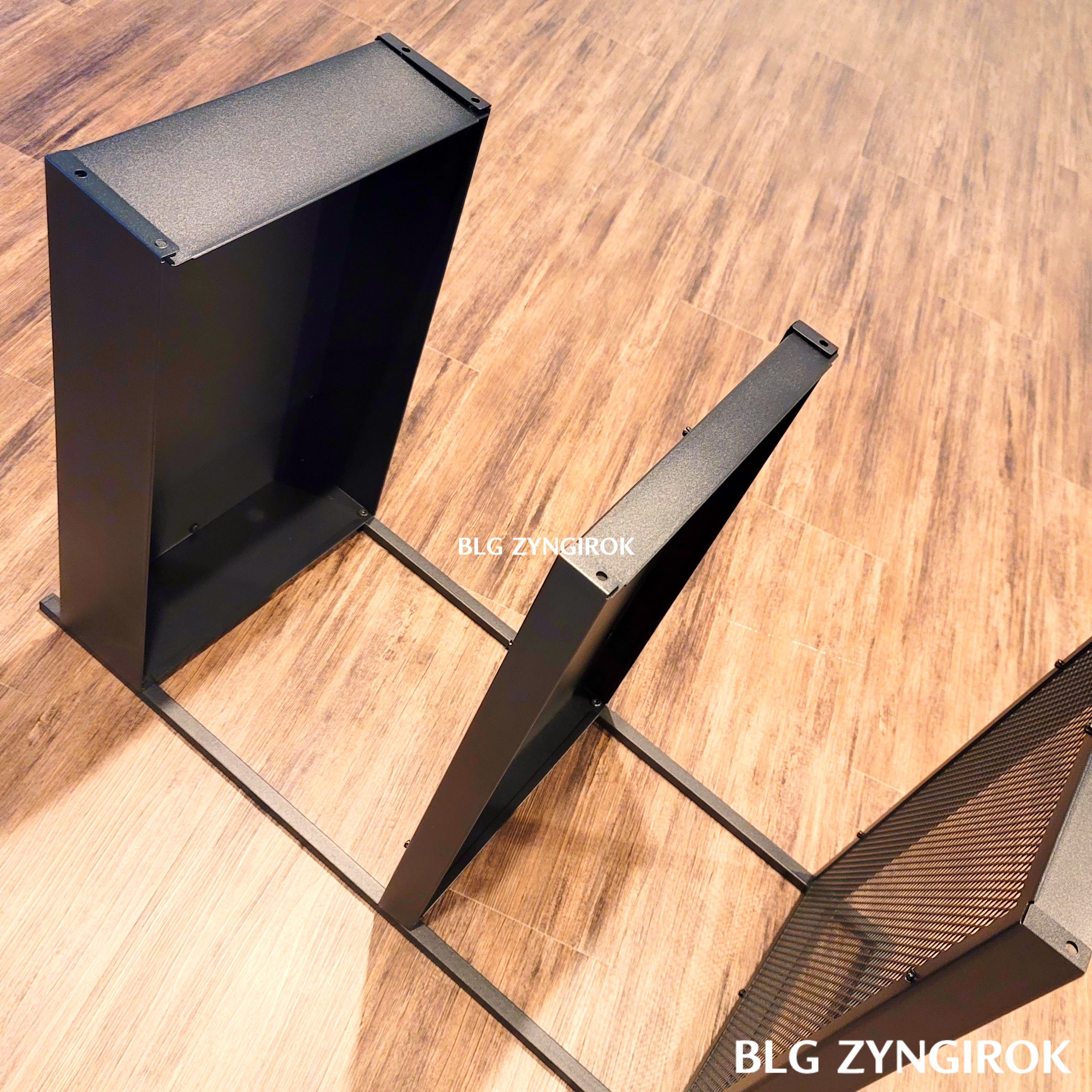 선반들을-기둥에-결합중이다.