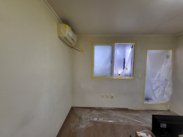 바닥과 창틀에 보양작업 사진