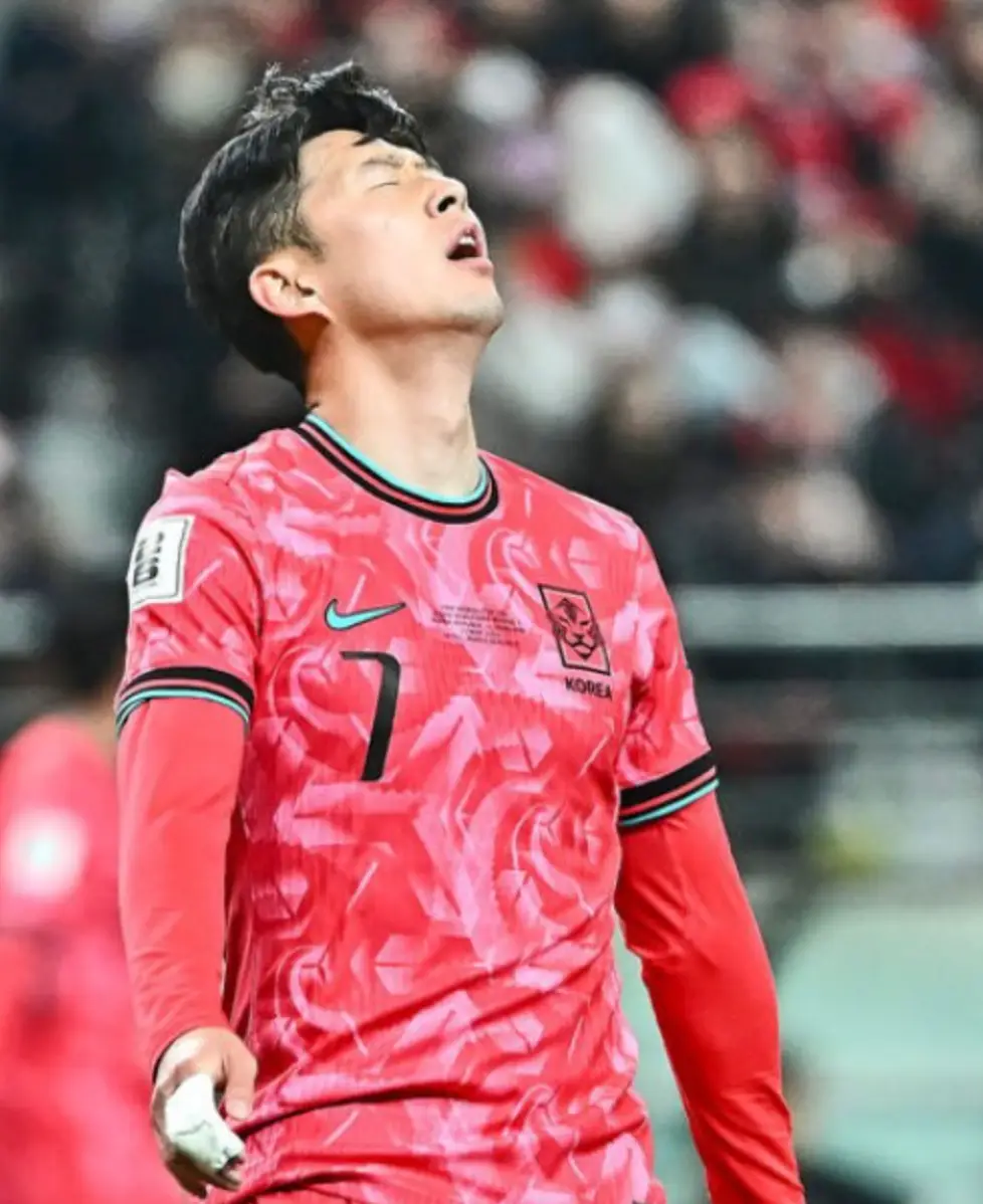 태국전- 축구장에서 붉은 국가대표 유니폼을 입은 손흥민이 하늘을 보며 아쉬워하는 모습