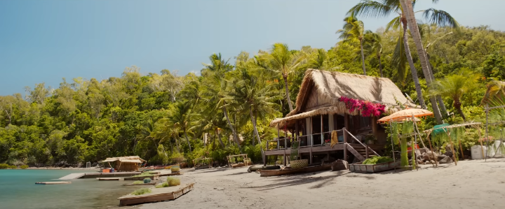 발리의풍광_바다앞에한짚으로이루어진집이있다.