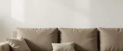 냉방병 증상으로 거실 소파에 누어 있는 모습