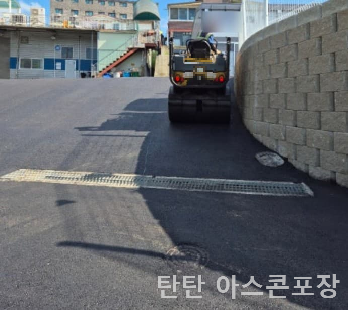 수원 아스콘포장 공사 콤비롤러 다짐 작업