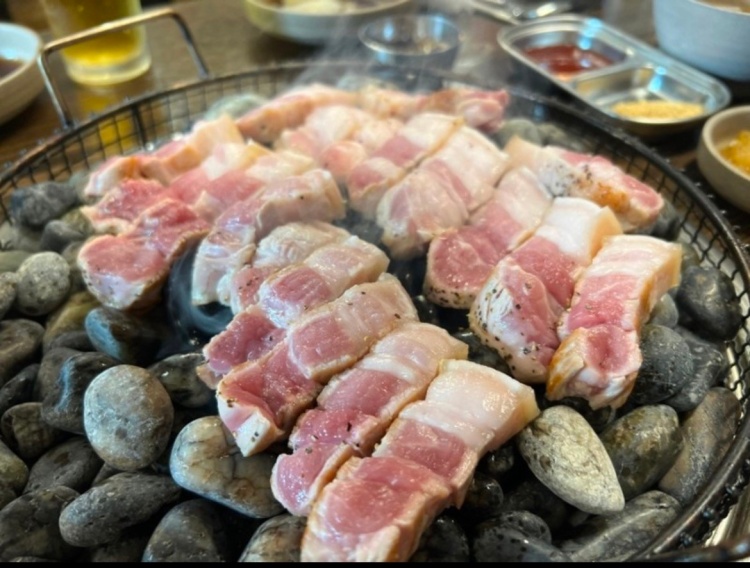 투데이 맛있는 메뉴 자갈 돌판 위에 구워 먹는 생 가브리살 오겹살 목살 삼겹살 구이 맛있는 고깃집 추천 부산 덕천동 맛집