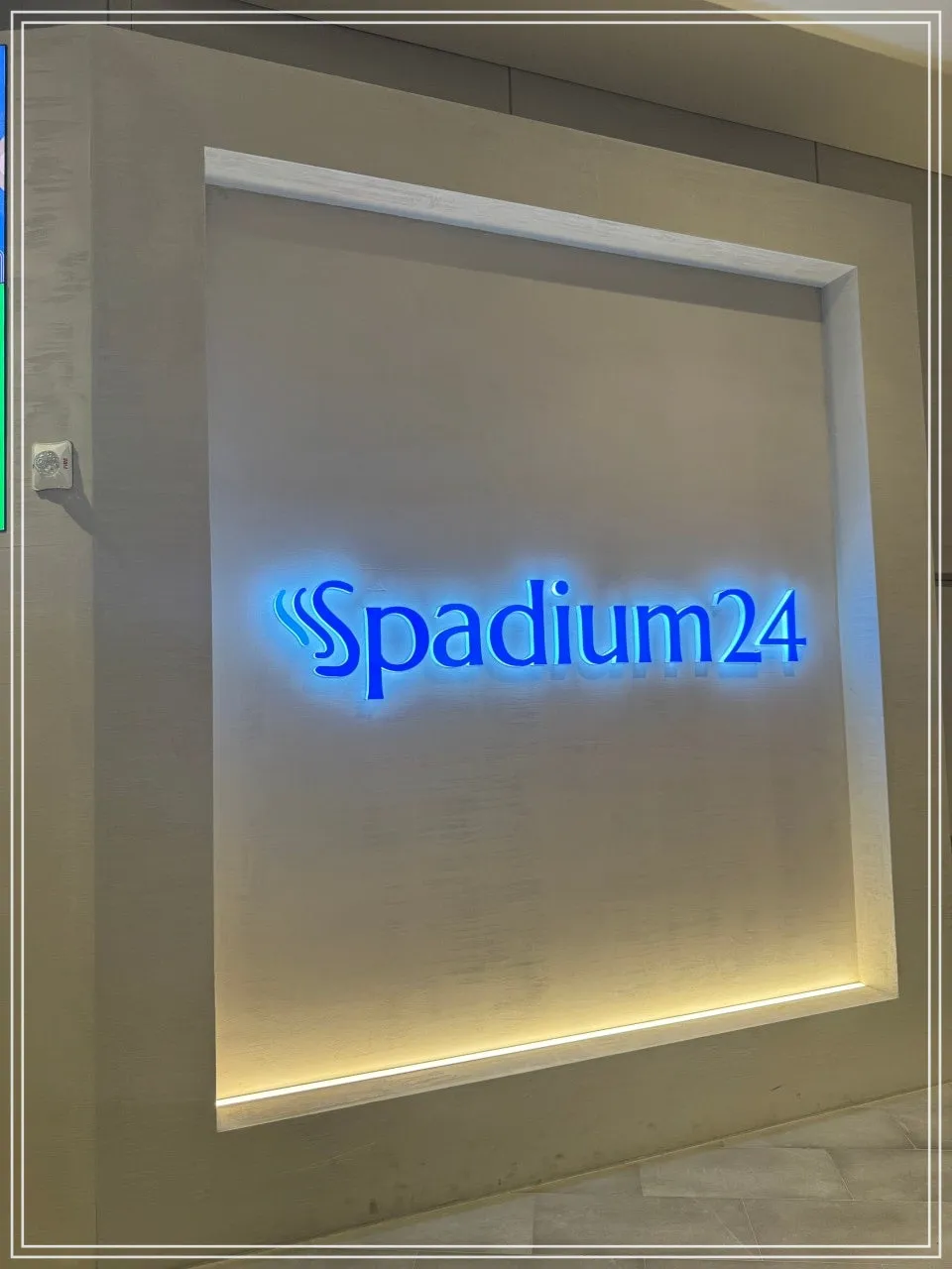 하얀색 바탕 사각 외벽에 파란색 글씨로 표기되어있는 SPADIUM24