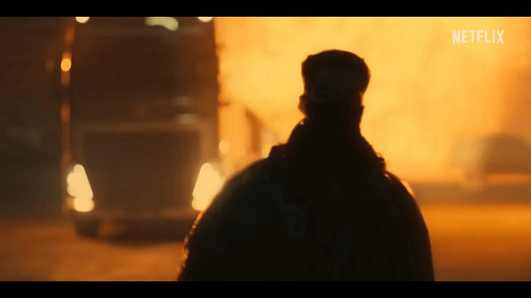 트러을-뒤로-걷고-있는-남자