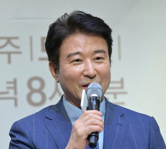 홍요섭 배우의 하차로 인해 선우재덕 배우로 교체