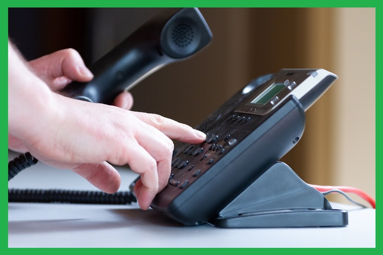 유선전화-전화하는-손