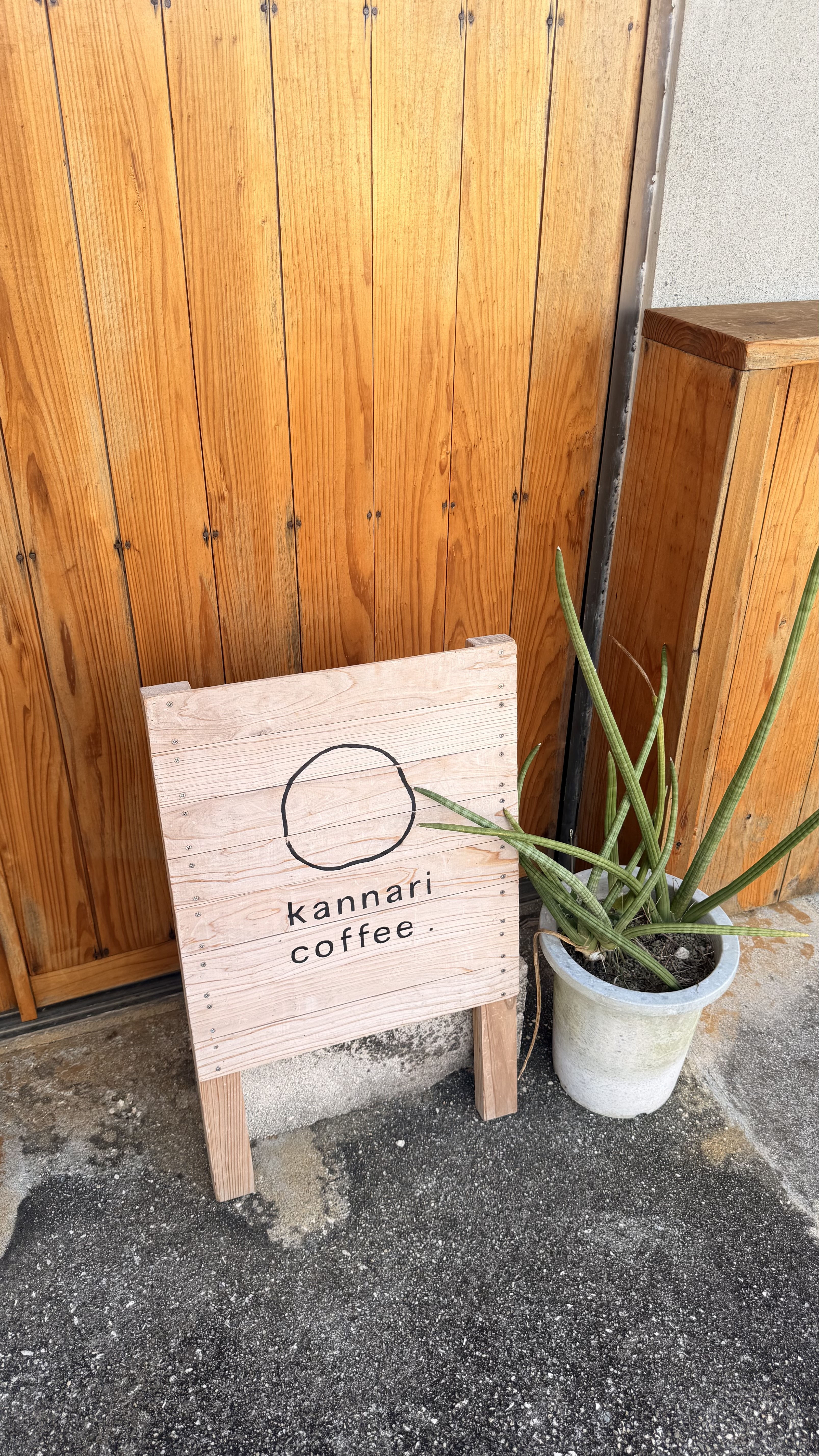 kannari coffee 입구의 나무 입간판