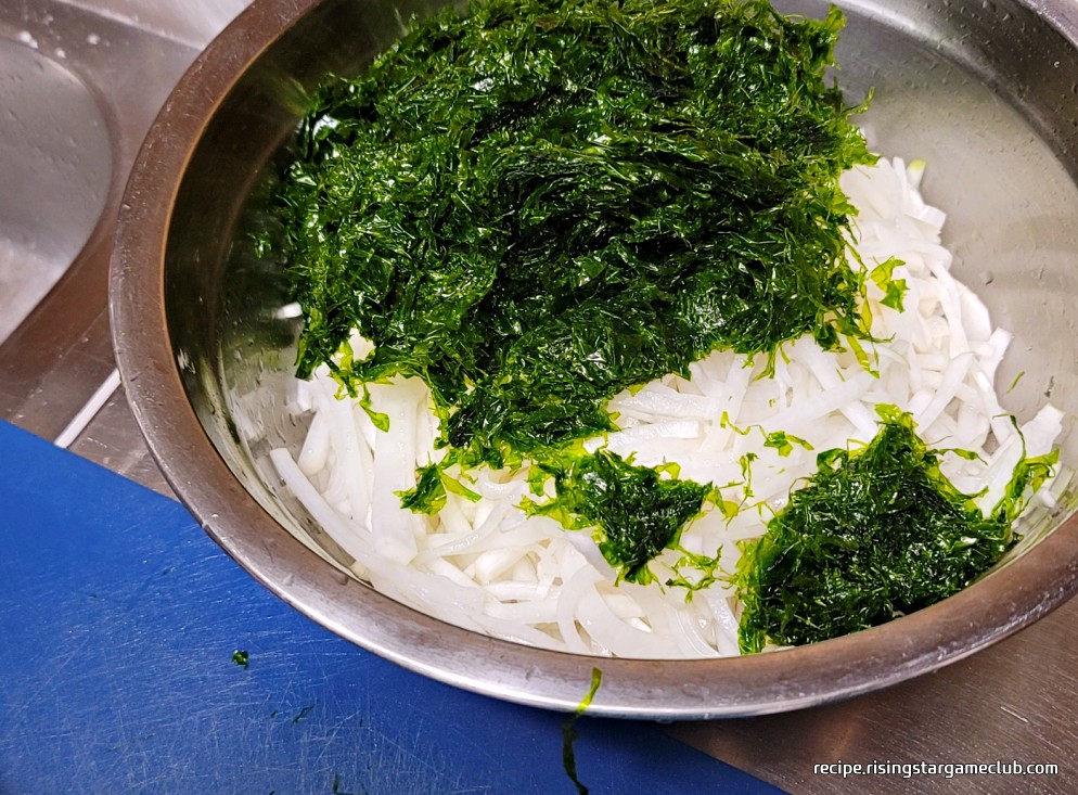 파래 무침에 들어갈 파래를 절인 무가 들어 있는 양푼에 넣은 사진