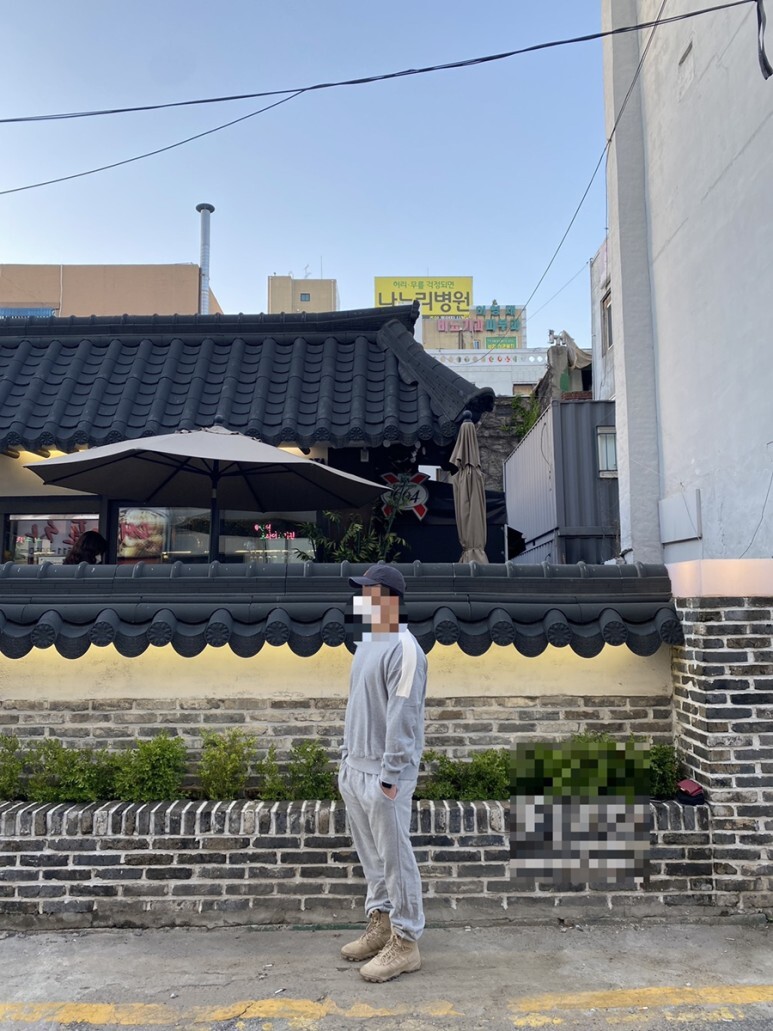 데일리룩(오뭘입)칼하트모자볼캡 블랙, 비스폰지맨투맨 멜란지그레이, 제멋조거팬츠 멜란지그레이, 아디다스 사막화, 남자코디 , 남자데일리룩, 남자데일리코디, ootd