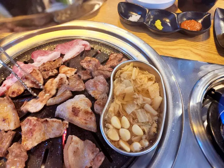 25년 결실 황토 항아리 숙성 돼지 특수 부위 꽃덜미살 가로막살 삼각살 모소리살 부천 중동 맛집 추천 생방송투데이 리얼맛집 오늘방송 맛의 승부사