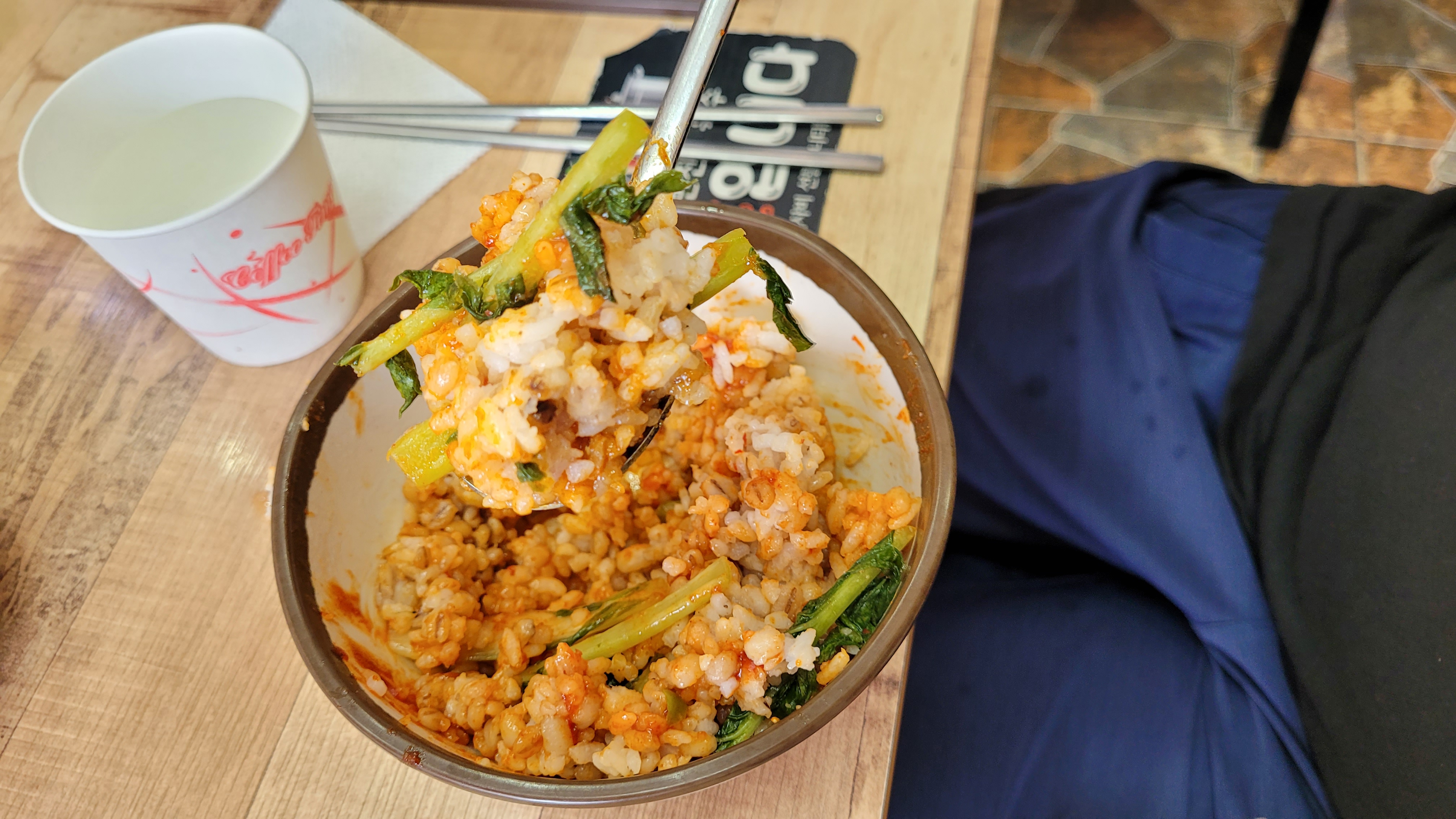 보리밥에 열무를 넣어 비빈 비빔밥