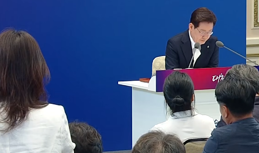이 대통령 초격차 산업강국: 취임 1주년 기자회견 경제 비전 발표! AI 반도체 및 국민성장펀드 대규모 투자 프로젝트 분석