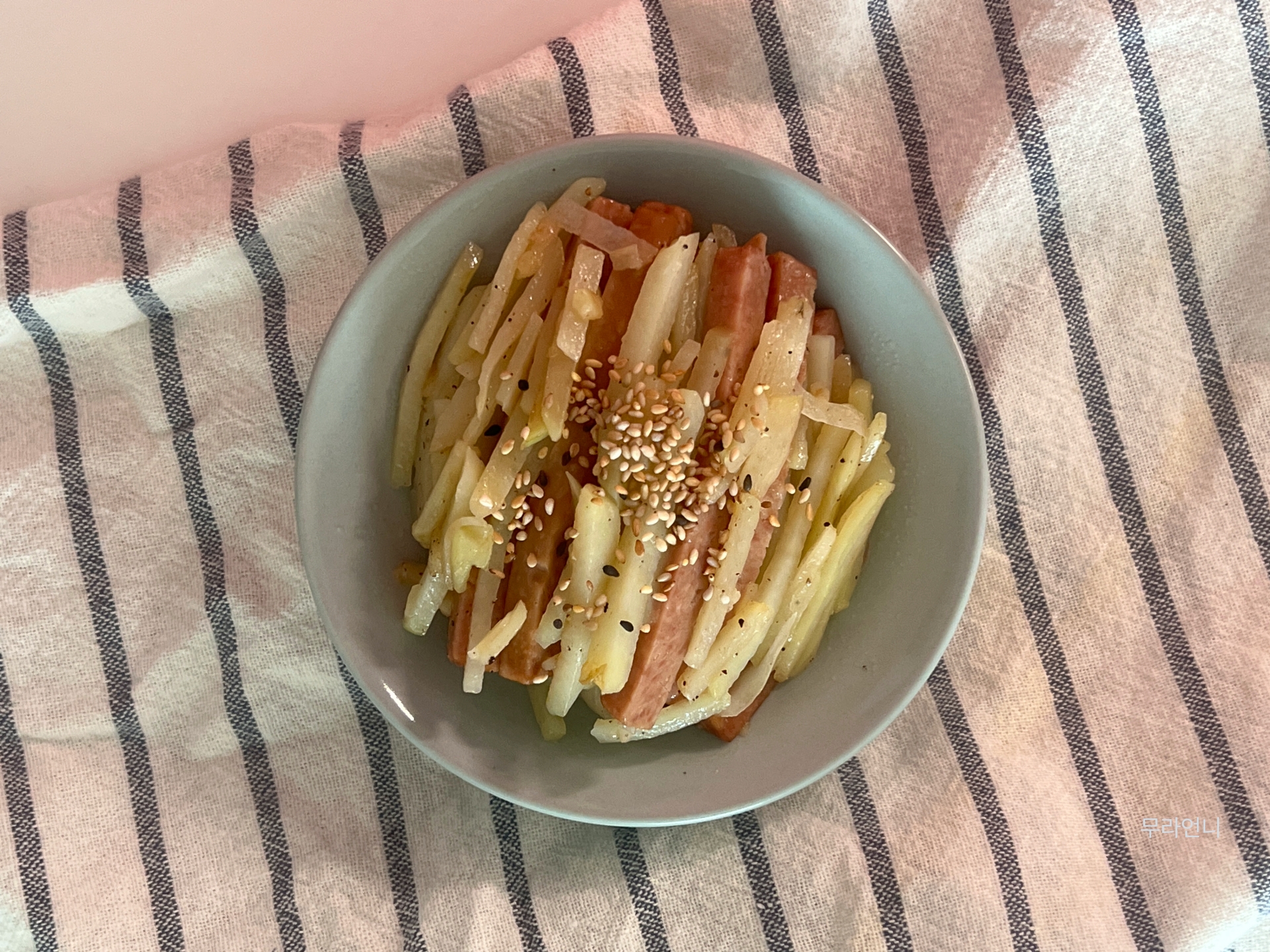 밥 위에 듬뿍 얹어 먹어요