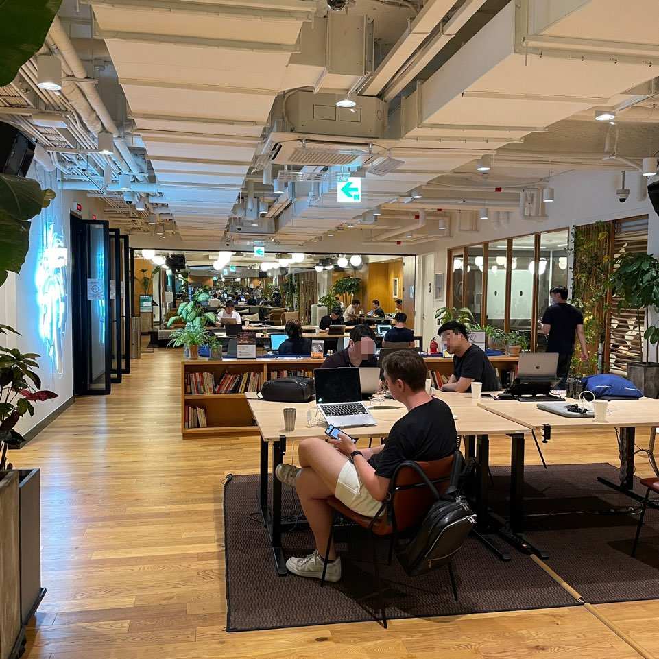 위워크 선릉점 지하 1층 메인라운지