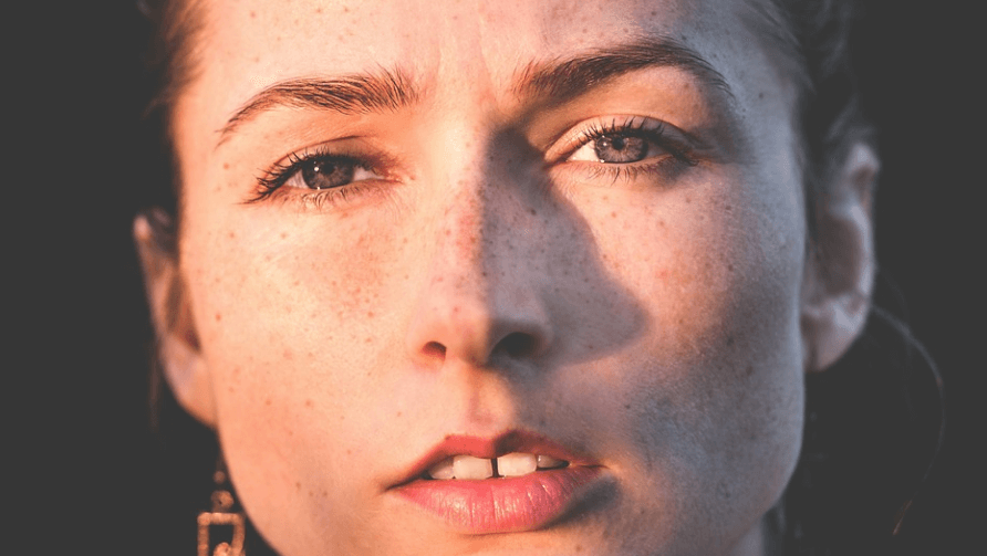 각질이 생기는 이유로 스트레스를 받고 있는 여자