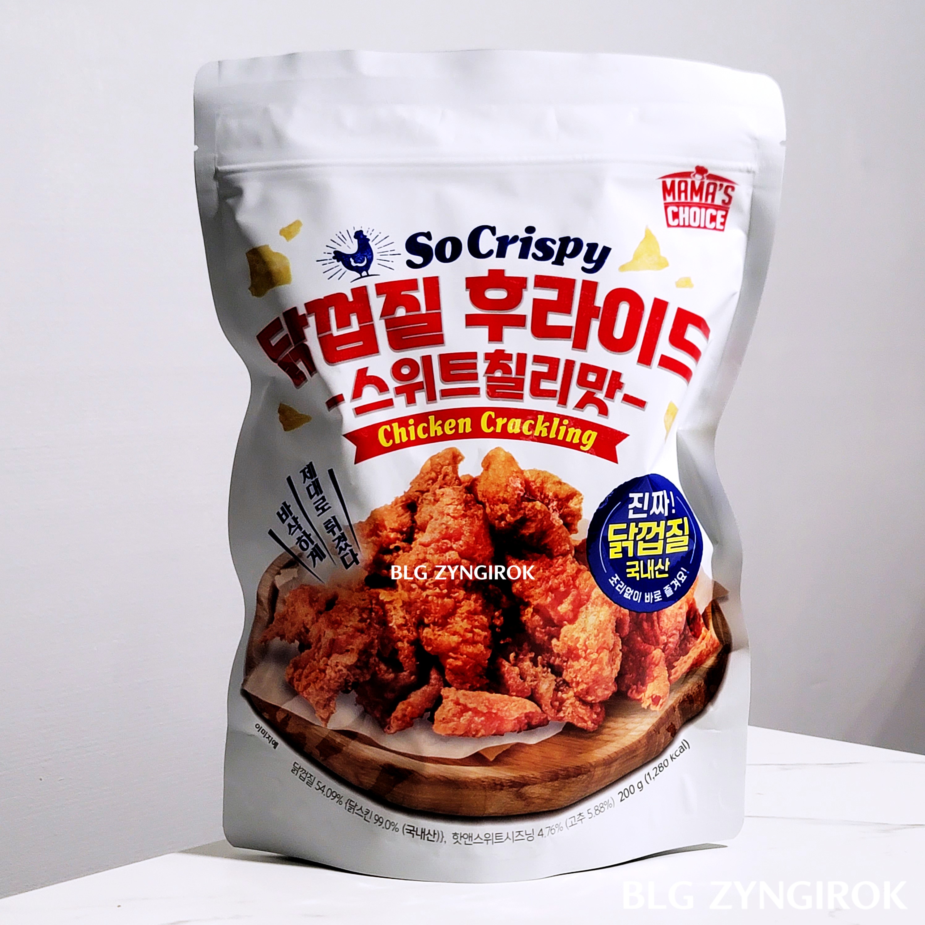 코스트코에서 구매한 마마스초이스 닭껍질 후라이드가 테이블 위에 놓여있다.