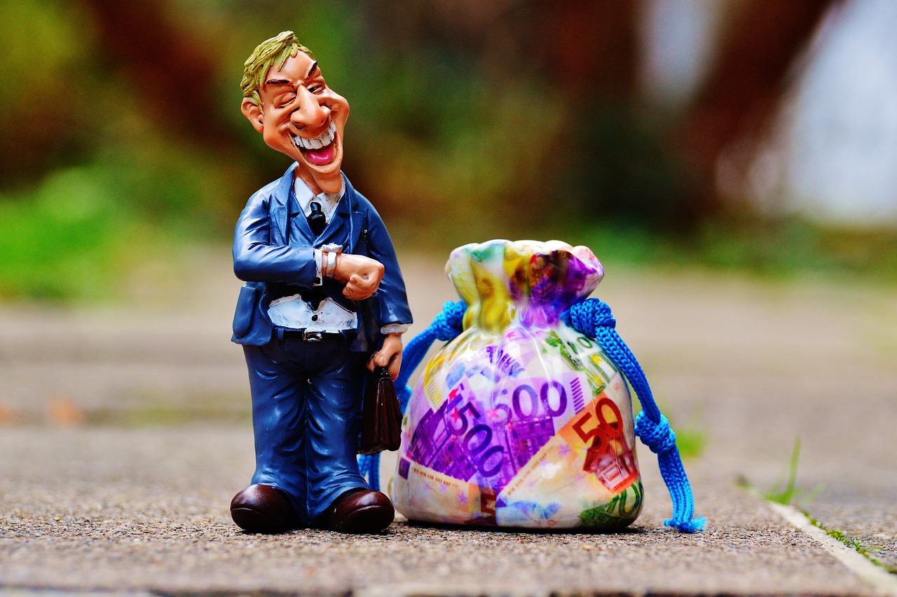 시간이 지남에 따라 돈이 쌓이는 모습을 풍자한 이미지