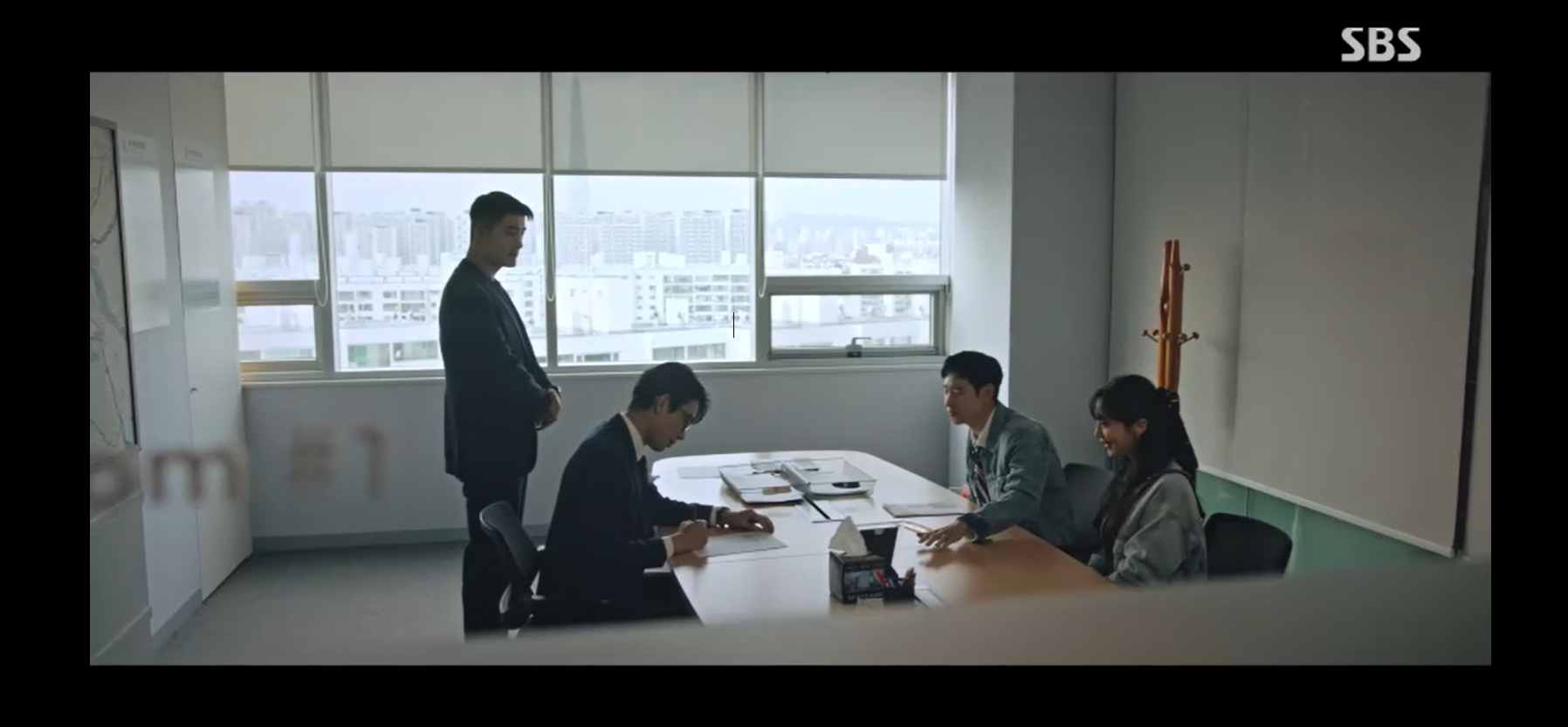 모범택시 시즌2 도기와 고은이 신혼부부로 위장하여 강프로를 만나 개인면담을 하고있다.