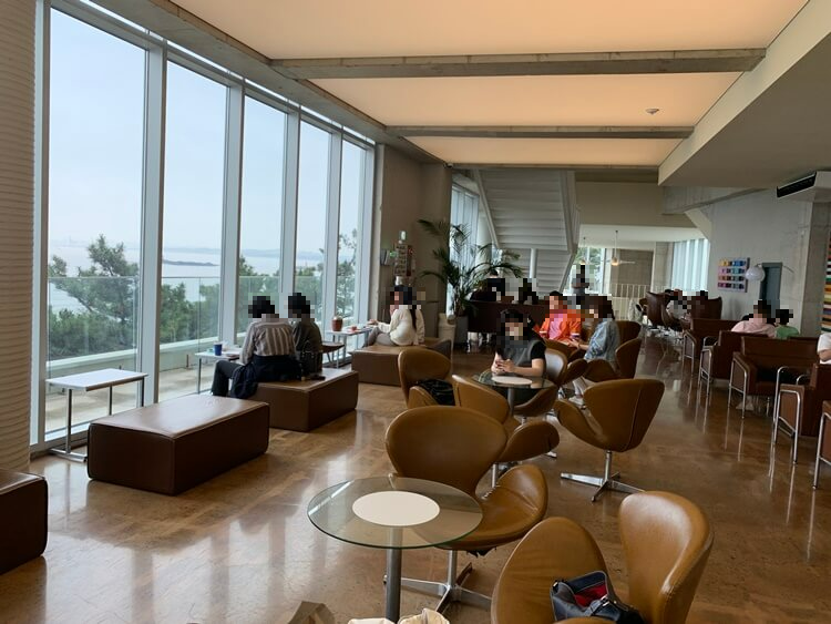 2층 창문 앞 및 전체