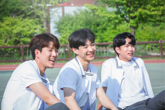 웃고있는-학생들