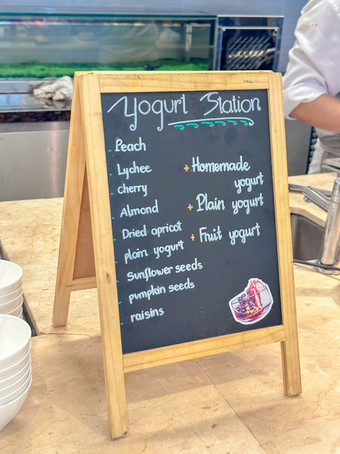 다낭 쉐라톤 그랜드 리조트의 TABLE 88 조식당 요거트 스테이션