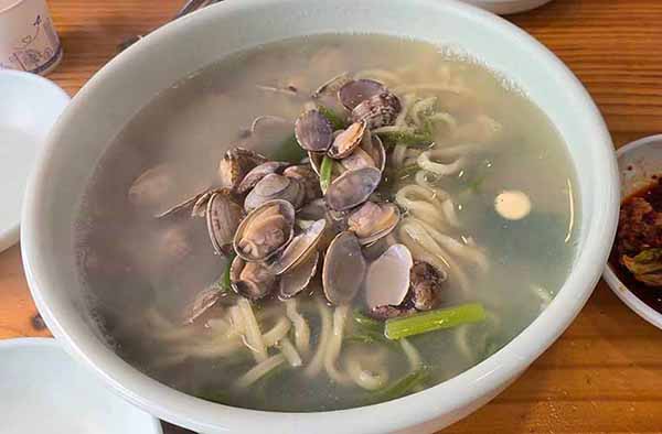 바지락이 가득한 칼국수 사진