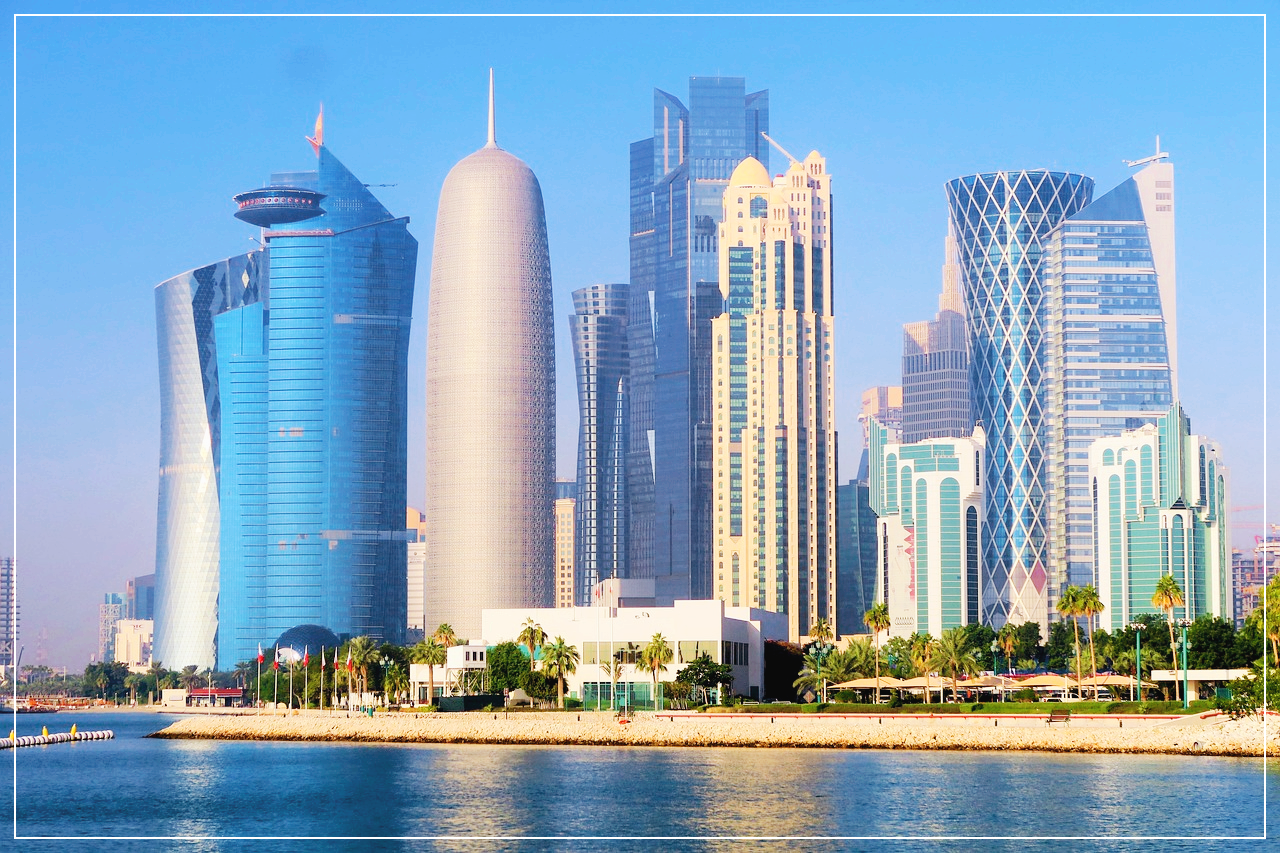 도하의 예술적이고 미래지향적인 디자인의 고층 빌딩들과 맑은 물