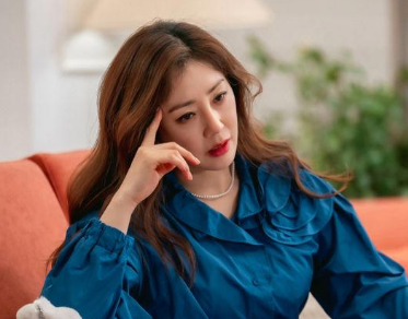 드라마에서 고민하는 모습의 사진