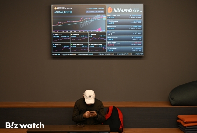 미국 증권거래위원회(SEC)가 10일(현지시간) 비트코인 현물 상장지수펀드(ETF) 상품 상장을 승인했다. 사진은 12일 서울 암호화폐 거래소 빗썸 강남 센터의 시세 전광판 모습.