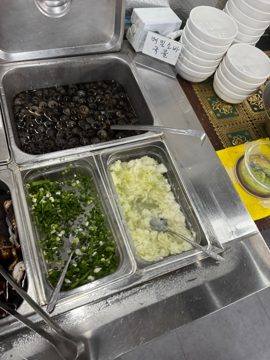 메밀소바 국물 및 곁들임 이미지