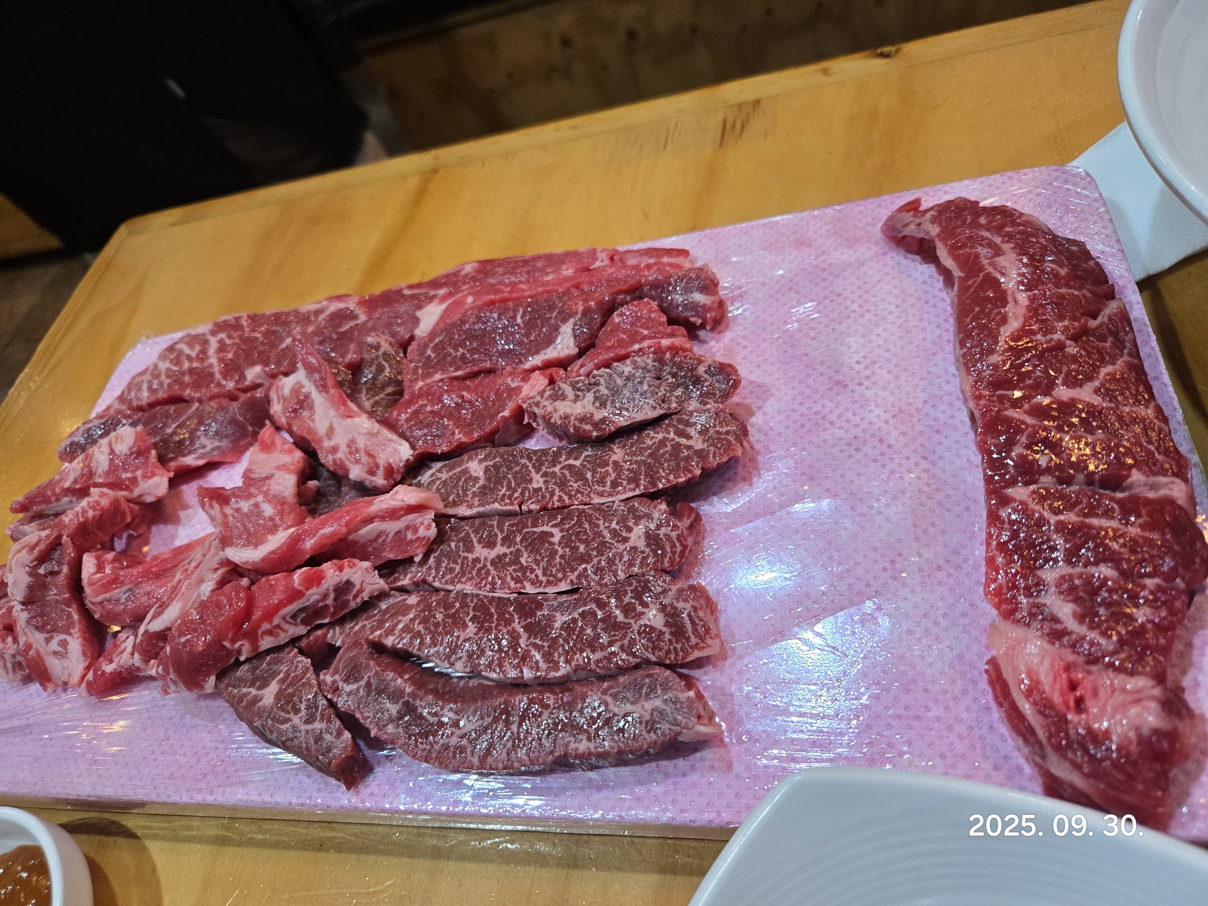 마블링이 적당히 들어가 있어 너무 느끼하지 않고&amp;#44; 굽고 난 후에도 육즙이 탱글