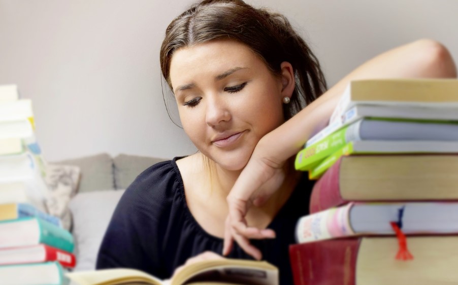 공부하는 바쁜 학생 관련 사진