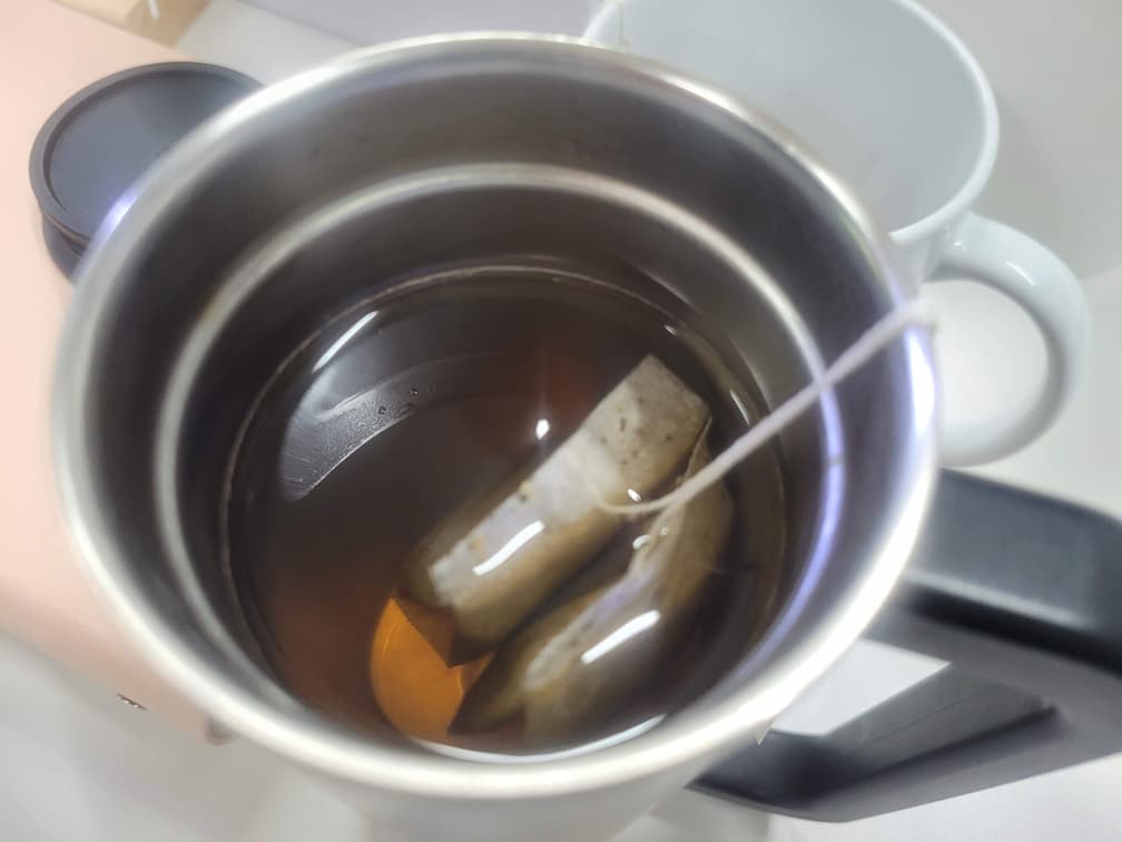텀블러에 티백 2개를 넣어 진하게 우리는 중