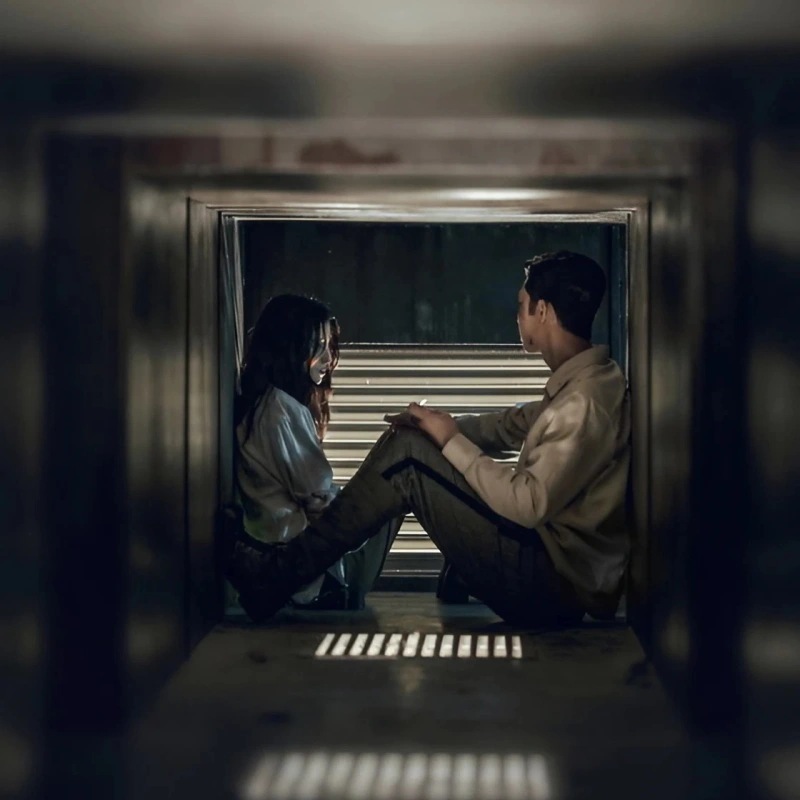 경성크리처 시즌1에서 서로 마주보고 있는 두 남녀