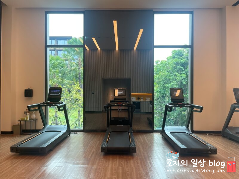 방콕 코트야드 메리어트 에어포트 헬스장 기구_런닝머신