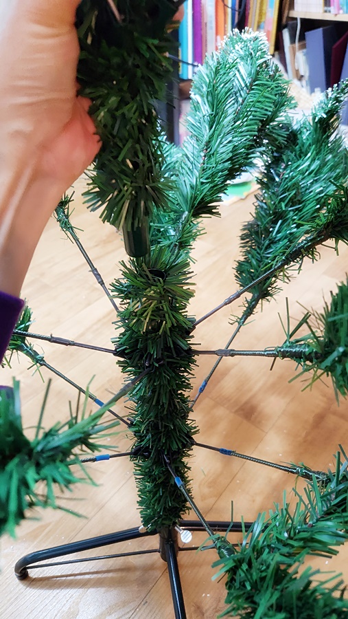 중간가지 작은 가지도 꽂아주는 모습