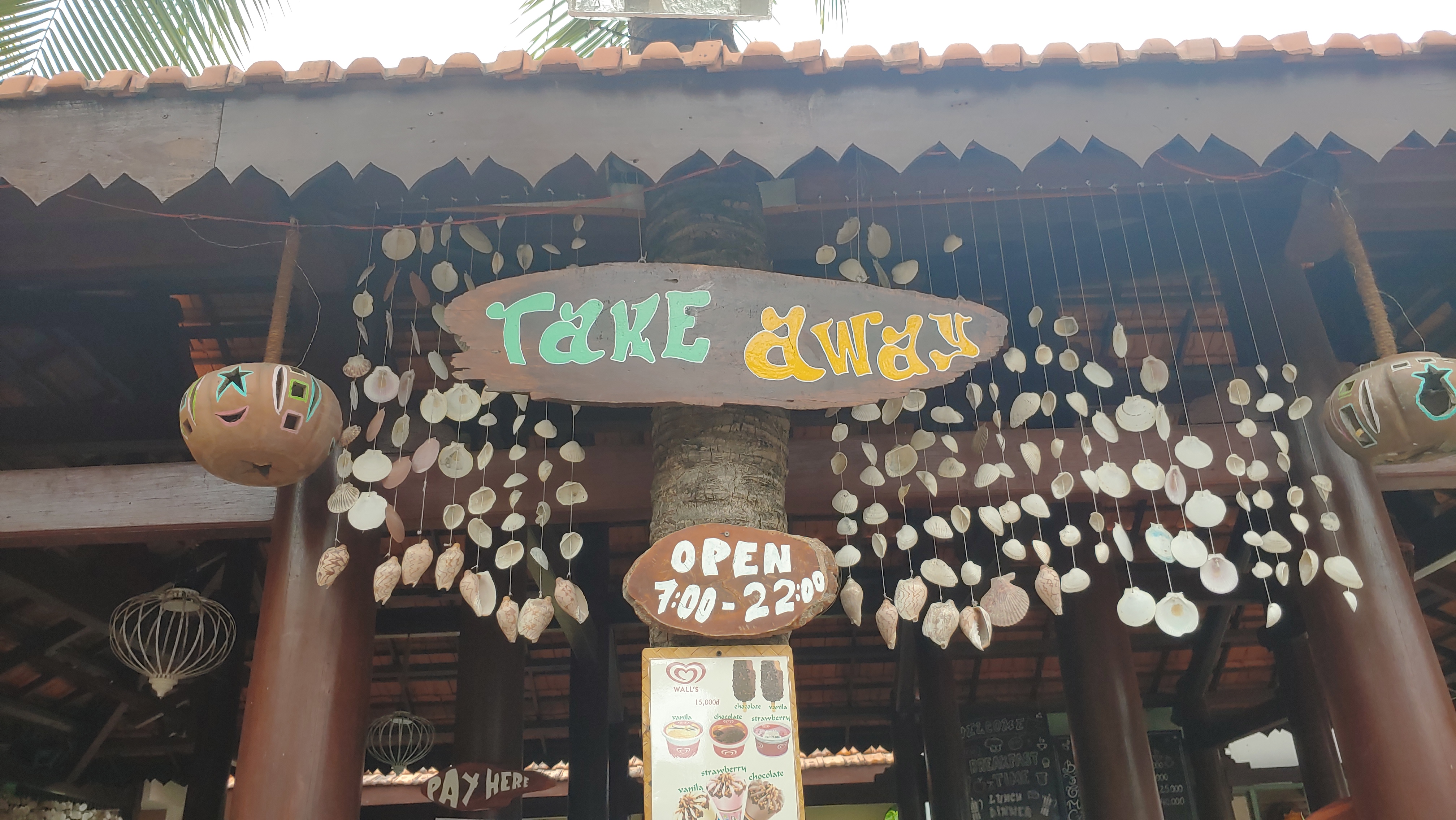 take away 라고 적혀있는 식당 입구