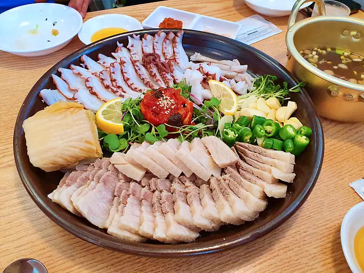 생방송오늘저녁 수유리 먹자골목 문어 사합 삼합 삼겹 보쌈 홍어 김치 크로플 맛집 추천
