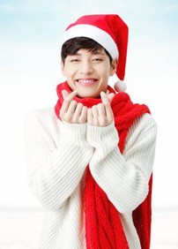 빨간-목도리와-산타모자를-쓰고있는-연예인