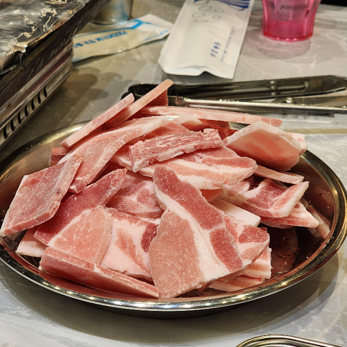 접시에 담겨진 냉동삼겹살