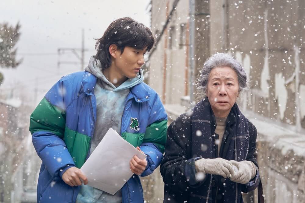 민서와 진우가 눈오는 날 전단지를 들고 완다를 찾고 있는 장면