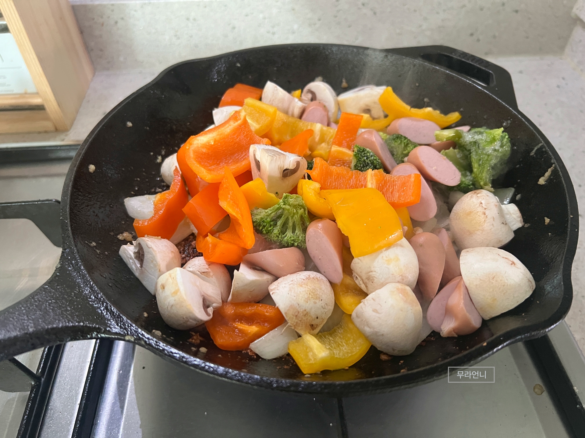 재료가 기름에 잘 볶이도록 계속 섞어주기