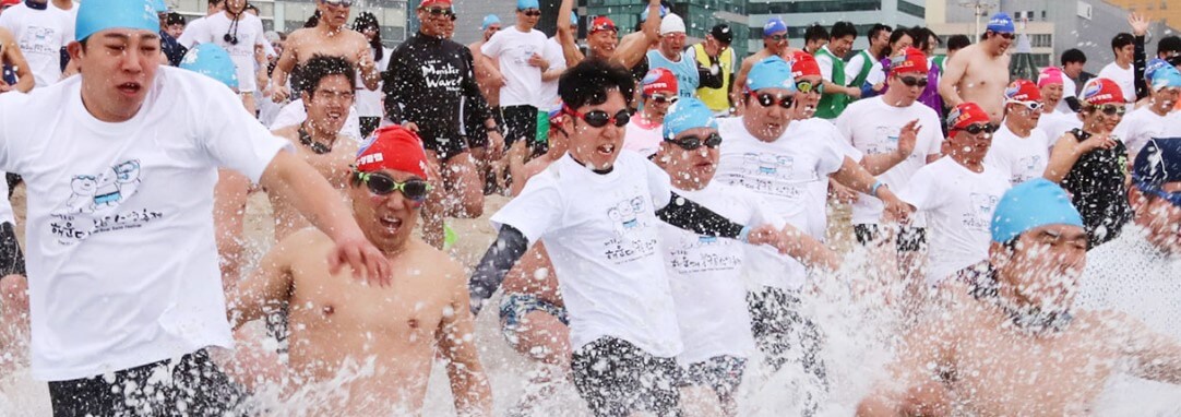 해운대 북극곰 축제는 얼어붙은 북극해에서 유유히 헤엄치는 북극곰처럼 한겨울 추운 날씨에도 바닷물에 뛰어들어 수영을 즐길 수 있는 축제입니다.