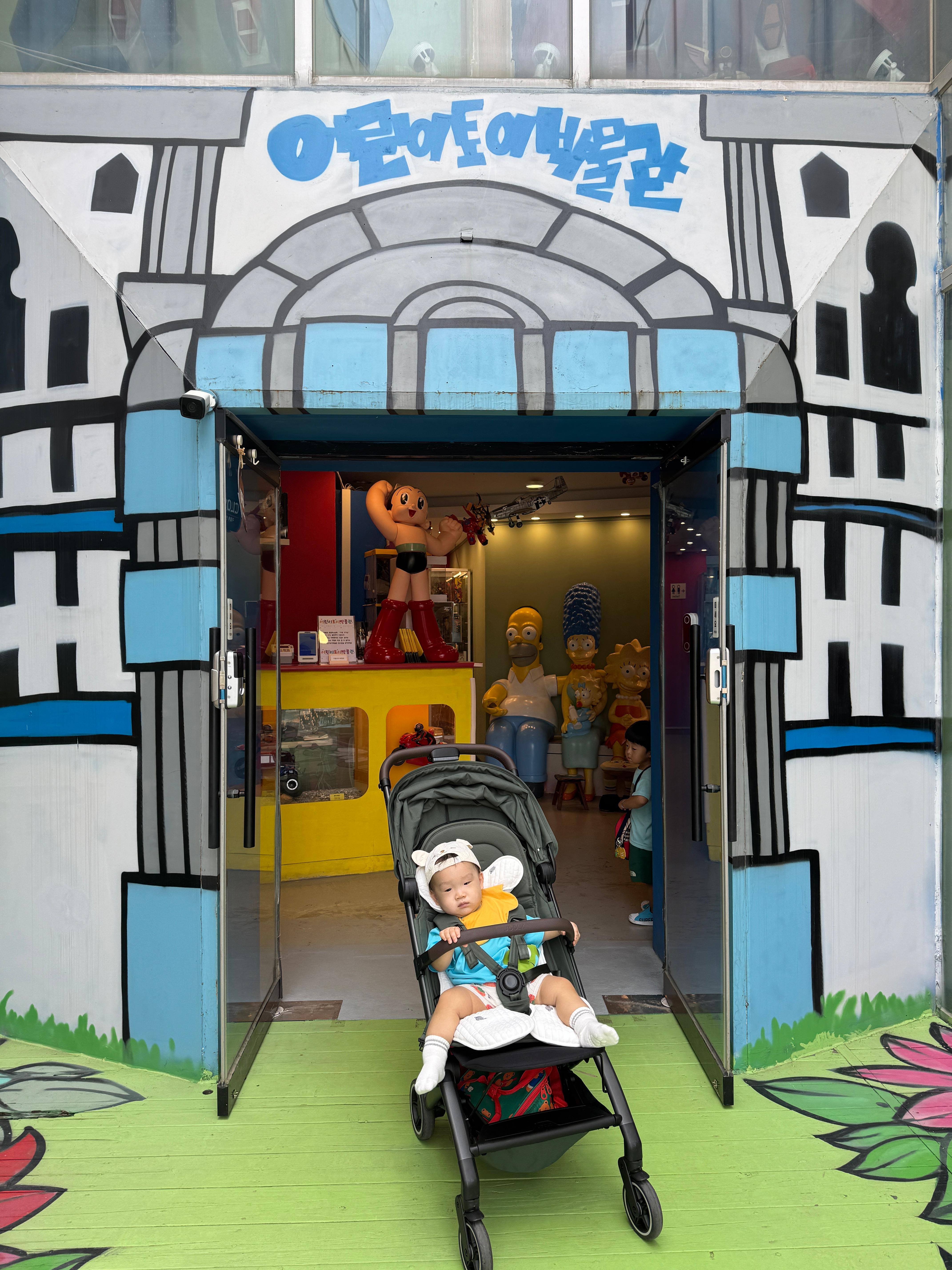 토이 박물관 입구에서 사진 찍은 11개월 아기