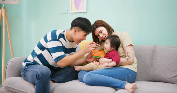 이유식 먹는 아이