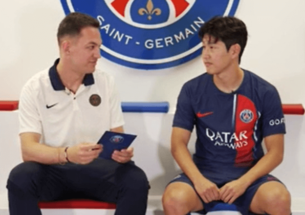PSG 홈페이지 이강인 인터뷰 사진 이미지입니다.