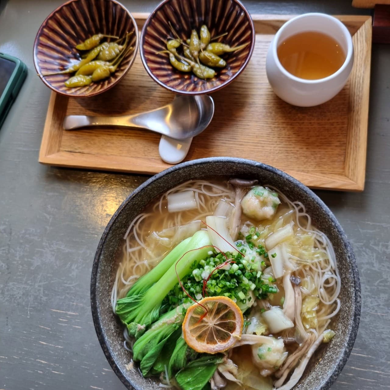 시원하고 담백하면서 깊은 맛의 양지탕면